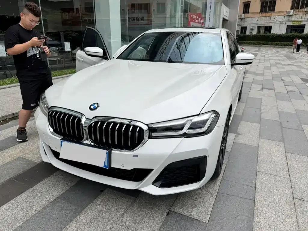 BMW 5 Series — фото 1