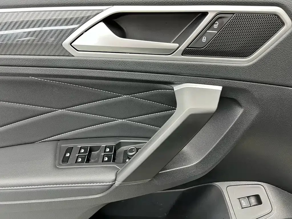 Volkswagen Tiguan L — фото 2