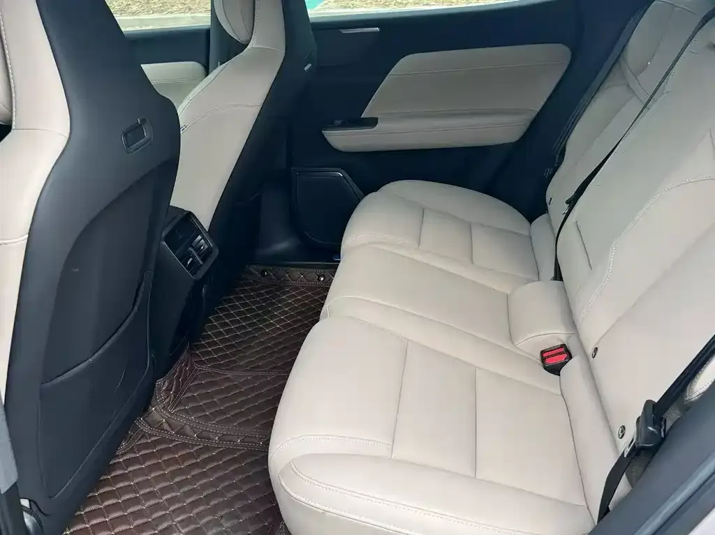 Volvo XC70 Plug-in Hybrid — фото 8