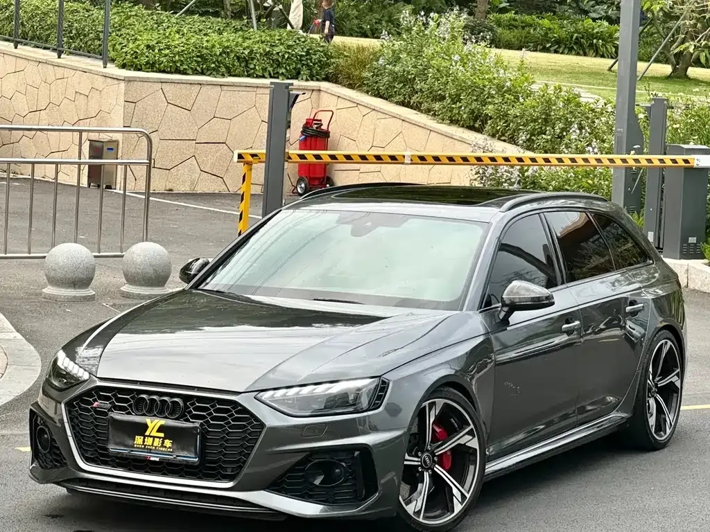 Audi RS 4 — фото 1