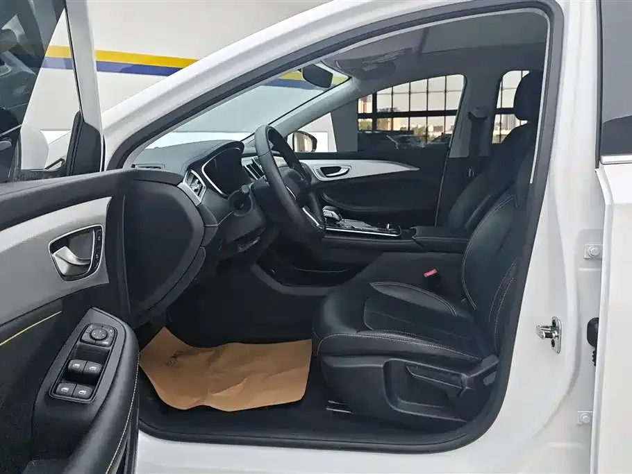 Roewe i6 MAX New Energy — фото 9