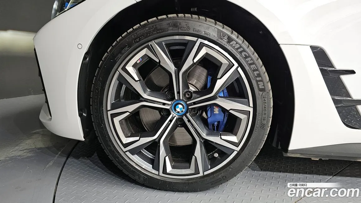 BMW i4 — фото 7