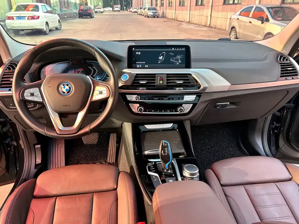 BMW iX3 — фото 10