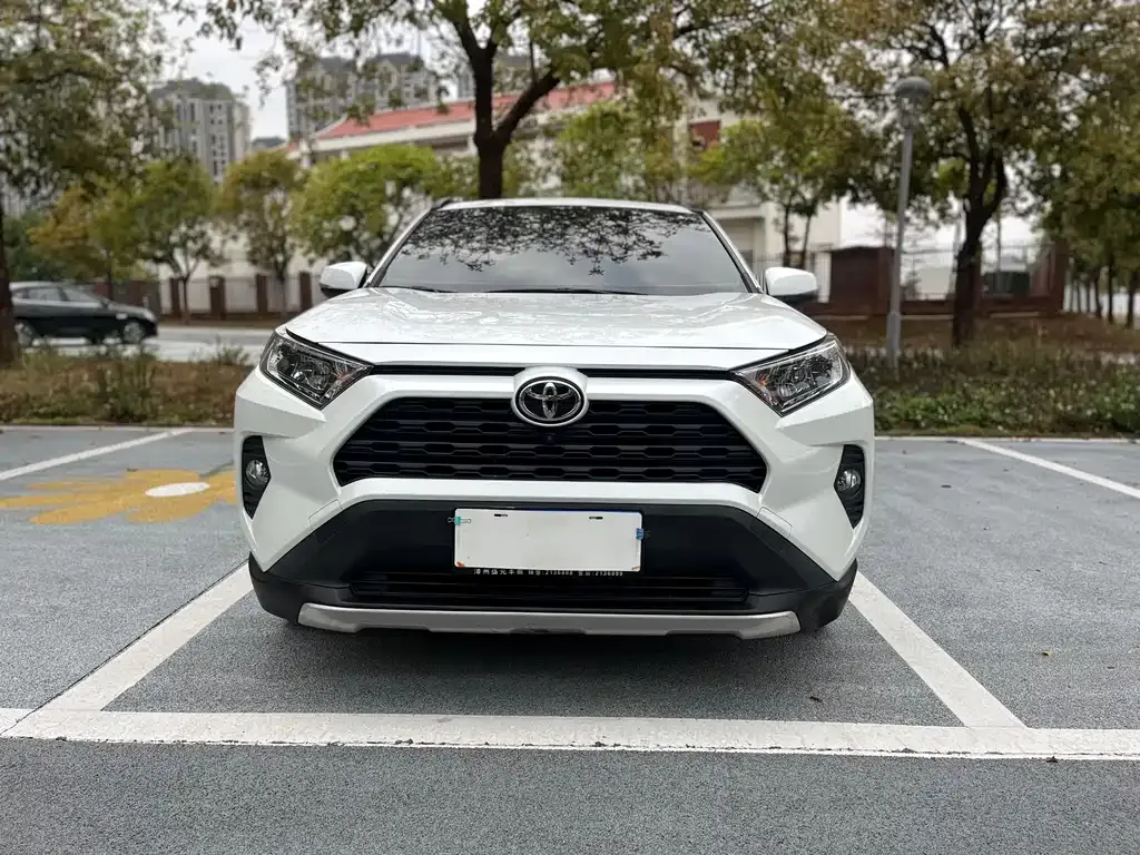 Toyota RAV4 — фото 5