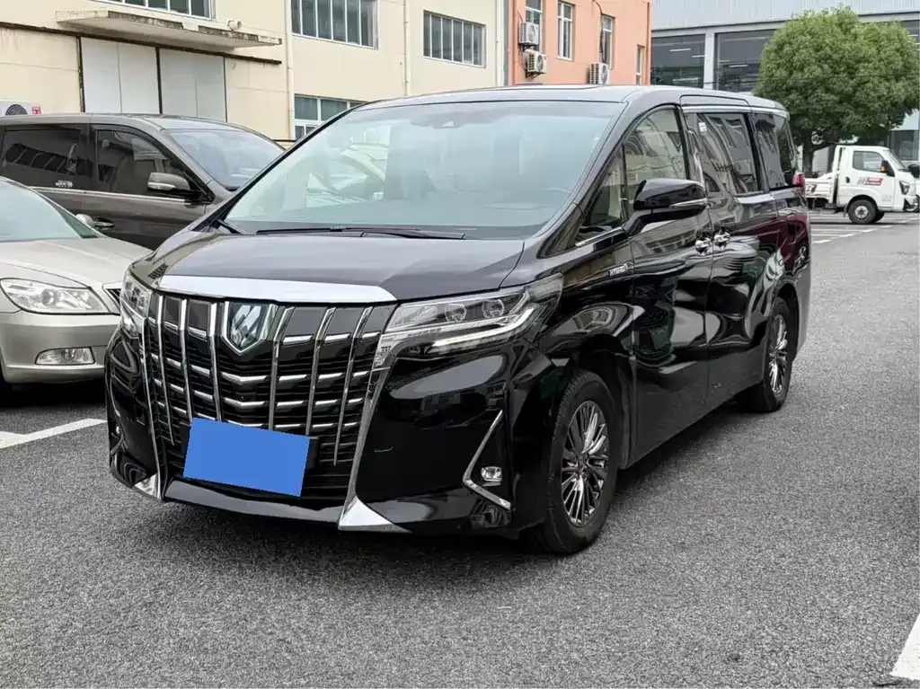 Toyota Alphard — фото 1
