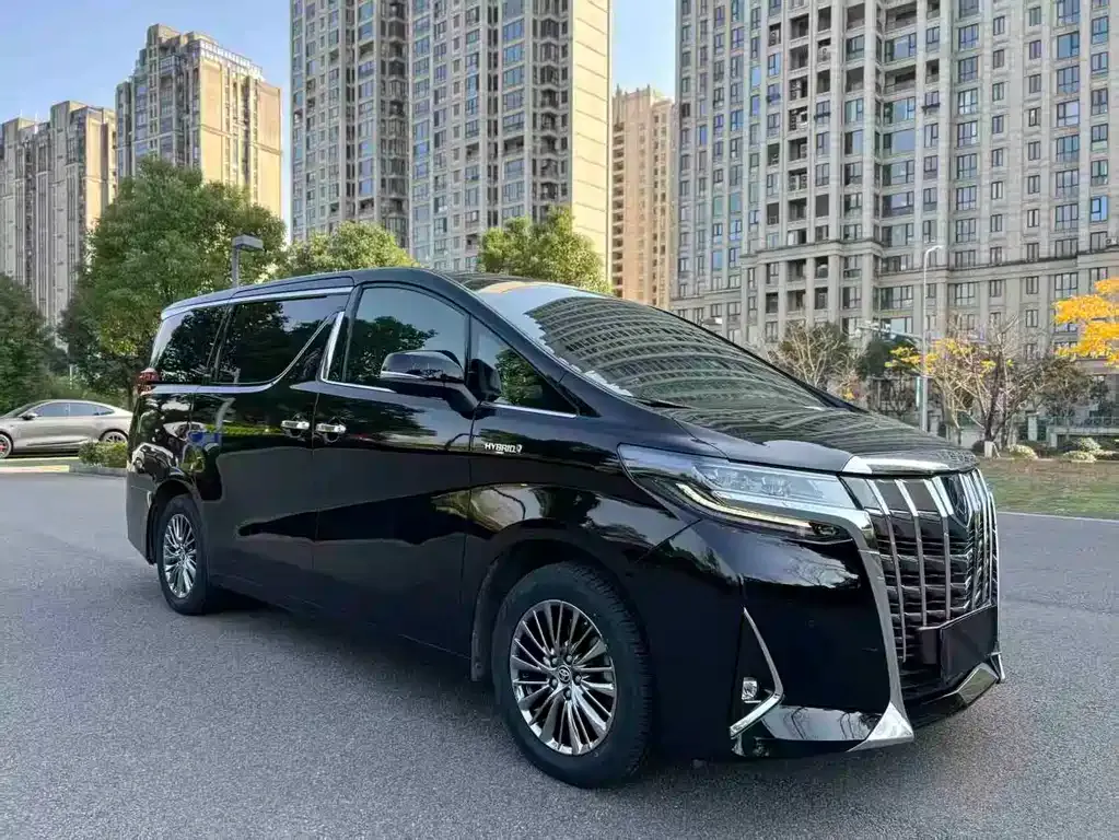 Toyota Alphard — фото 1