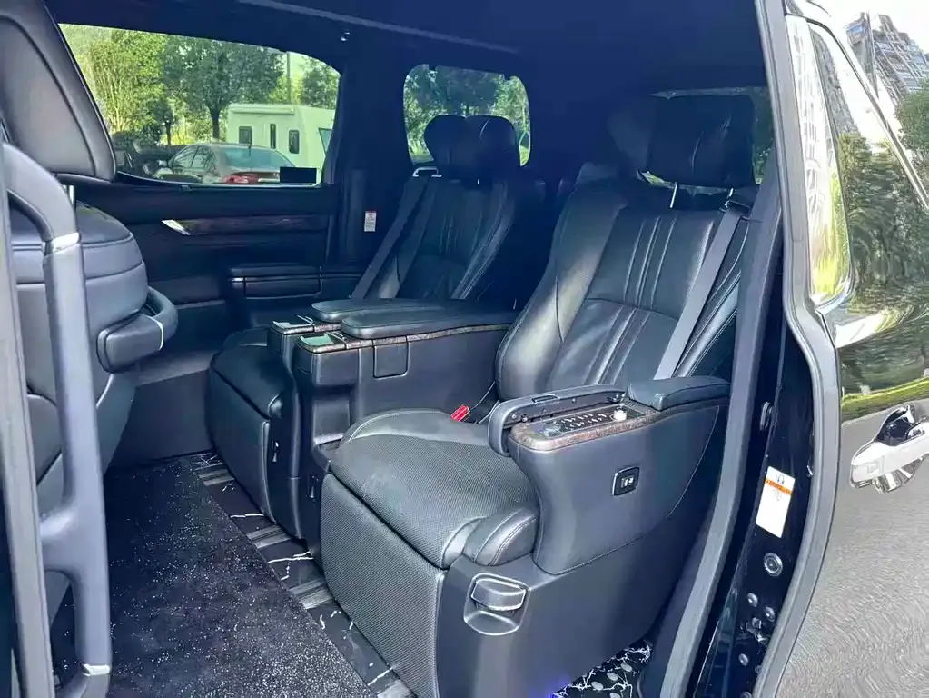 Toyota Alphard — фото 2