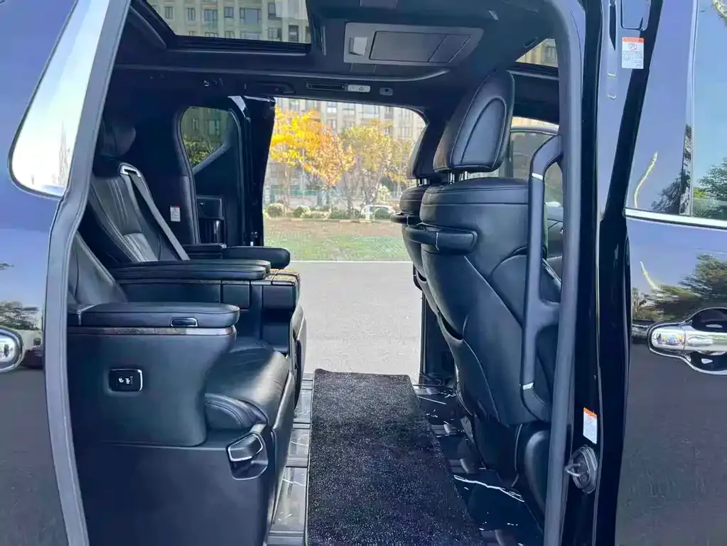 Toyota Alphard — фото 10