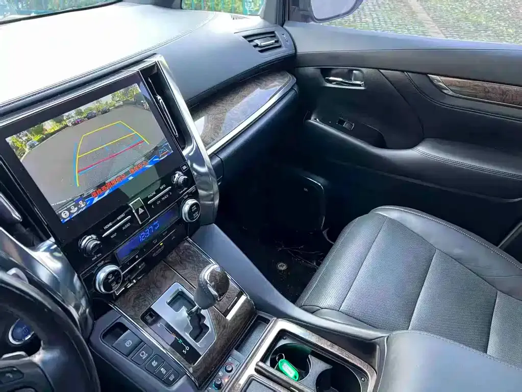Toyota Alphard — фото 5