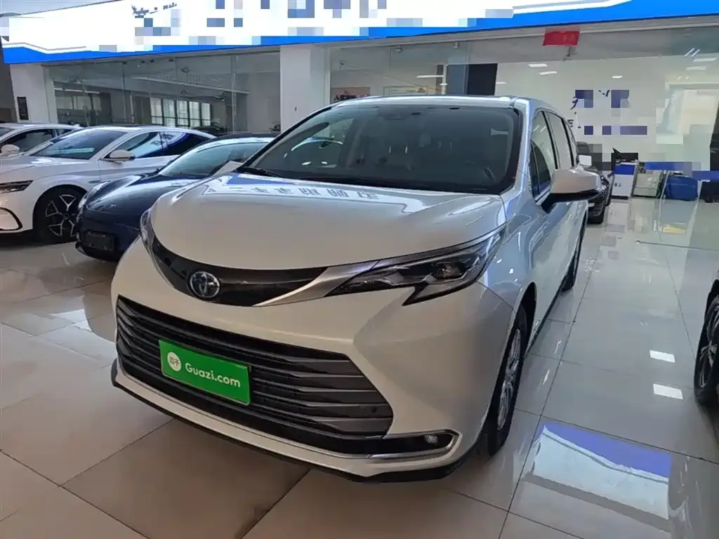 Toyota Sienna — фото 1