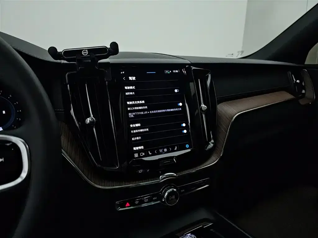 Volvo XC60 — фото 2