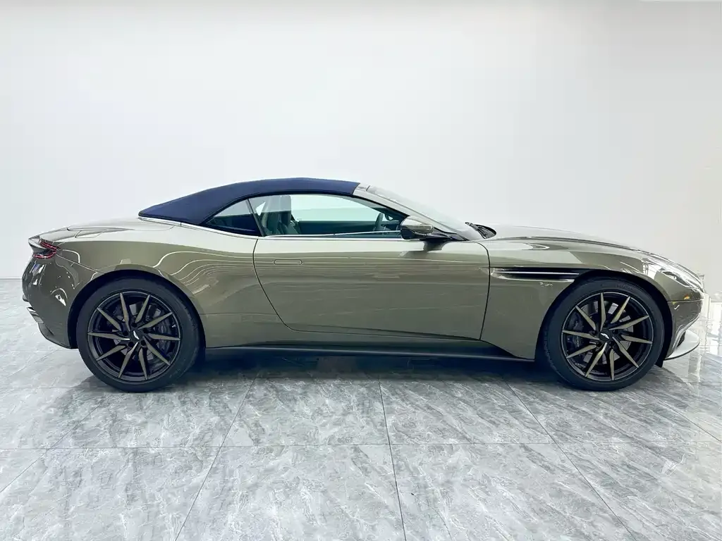 Aston Martin DB11 — фото 9