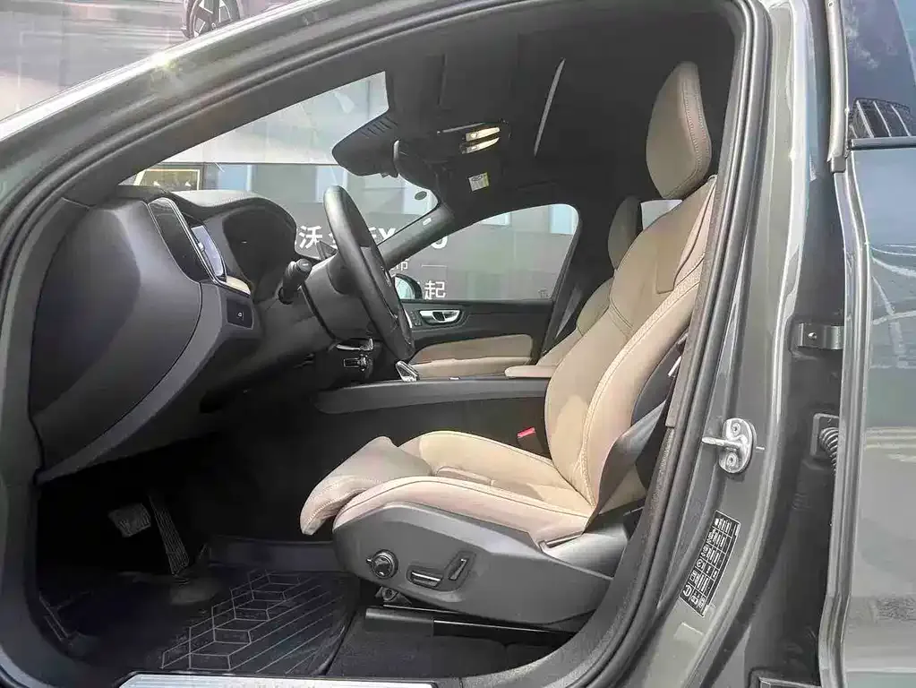 Volvo XC60 — фото 10