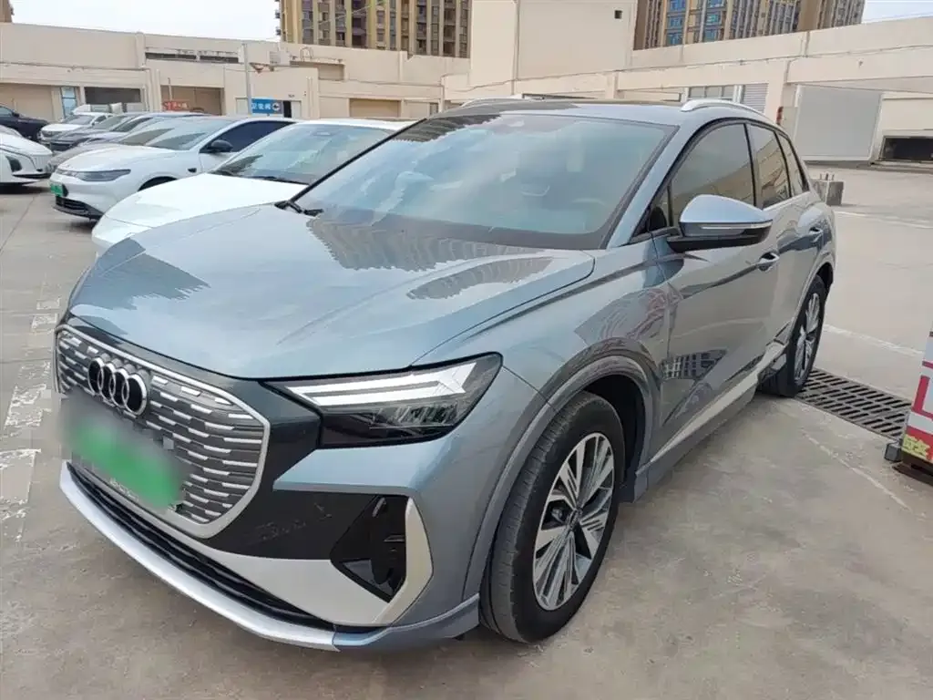 Audi Q4 e-tron — фото 1
