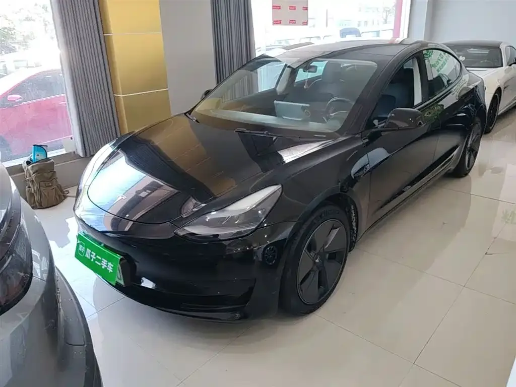 Tesla Model 3 — фото 1
