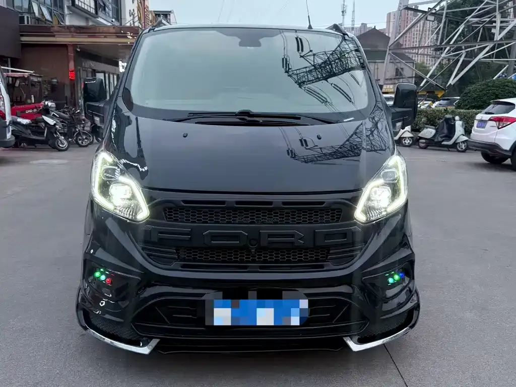 Ford Tourneo — фото 1