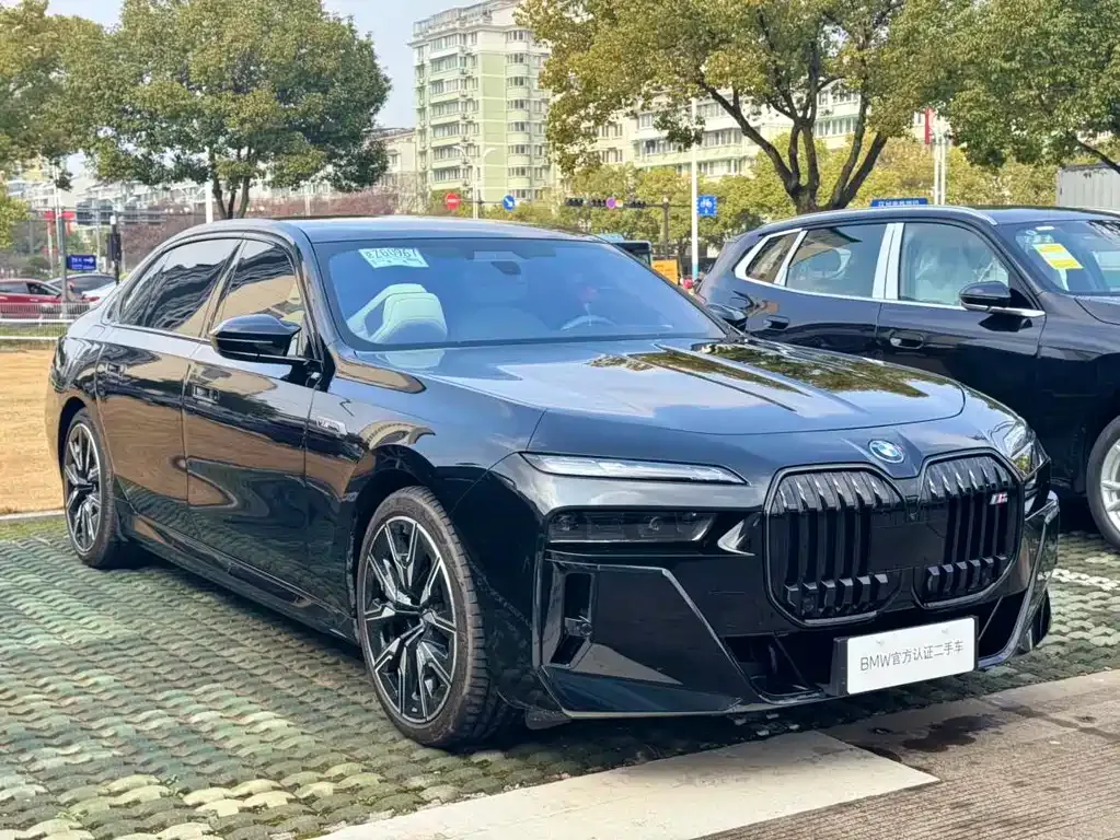 BMW i7 M70L — фото 10