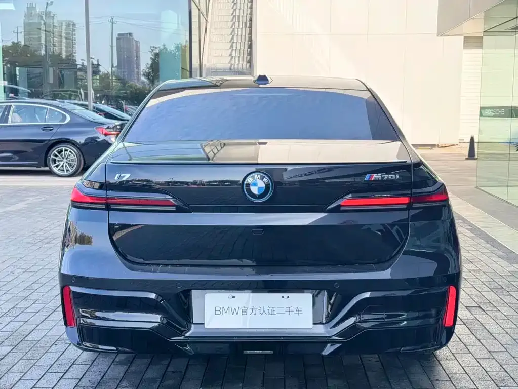 BMW i7 M70L — фото 3