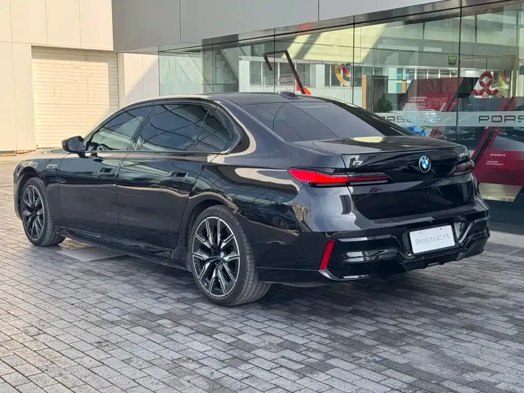 BMW i7 M70L — фото 4