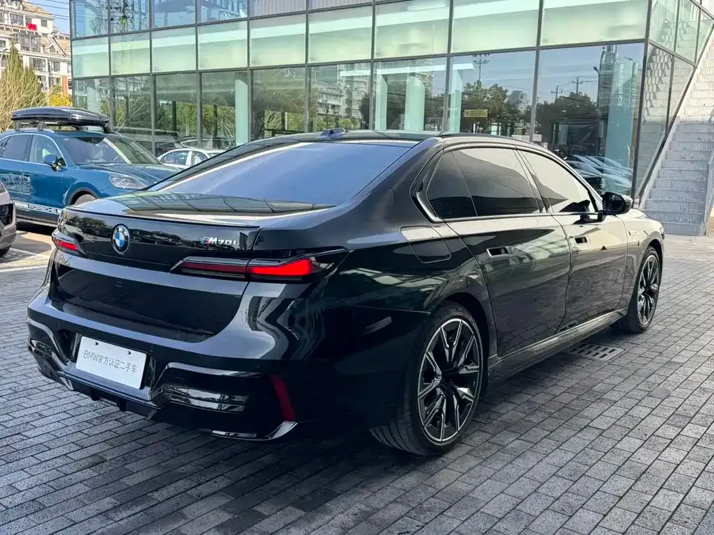BMW i7 M70L — фото 9