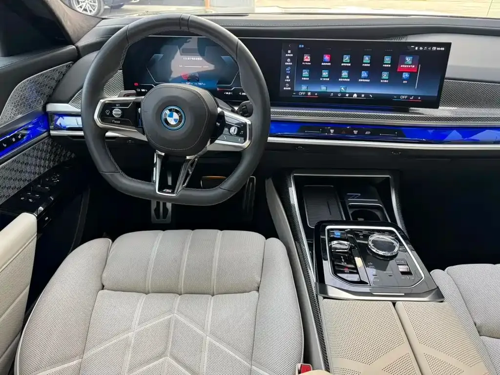 BMW i7 M70L — фото 8