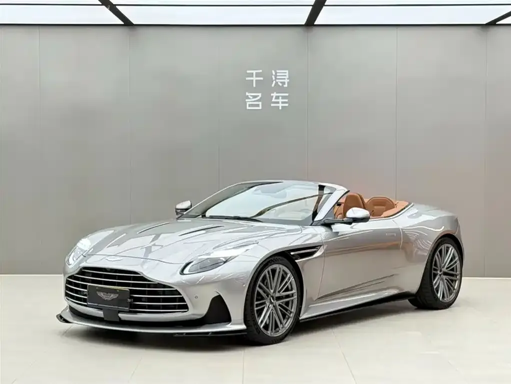 Aston Martin DB12 — фото 1