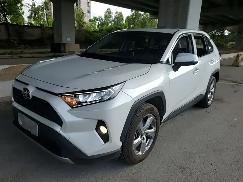 Toyota RAV4 — фото 1