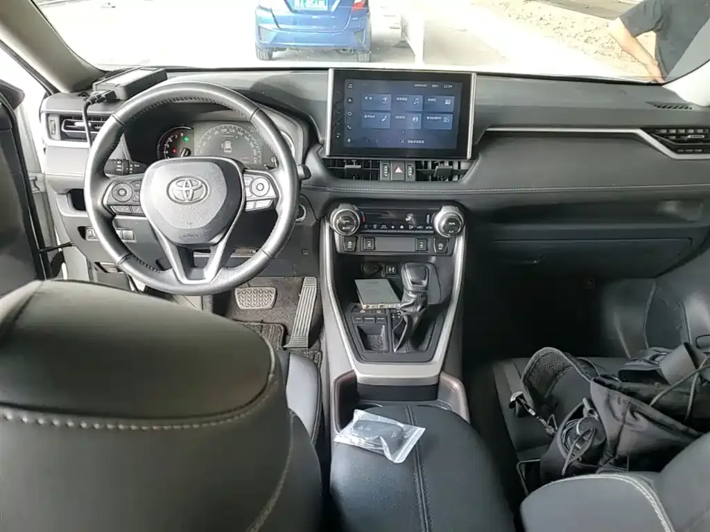 Toyota RAV4 — фото 8