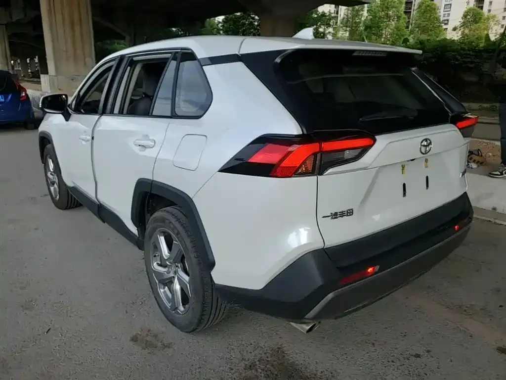 Toyota RAV4 — фото 9