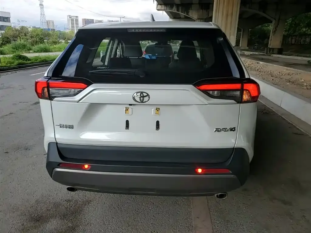 Toyota RAV4 — фото 10