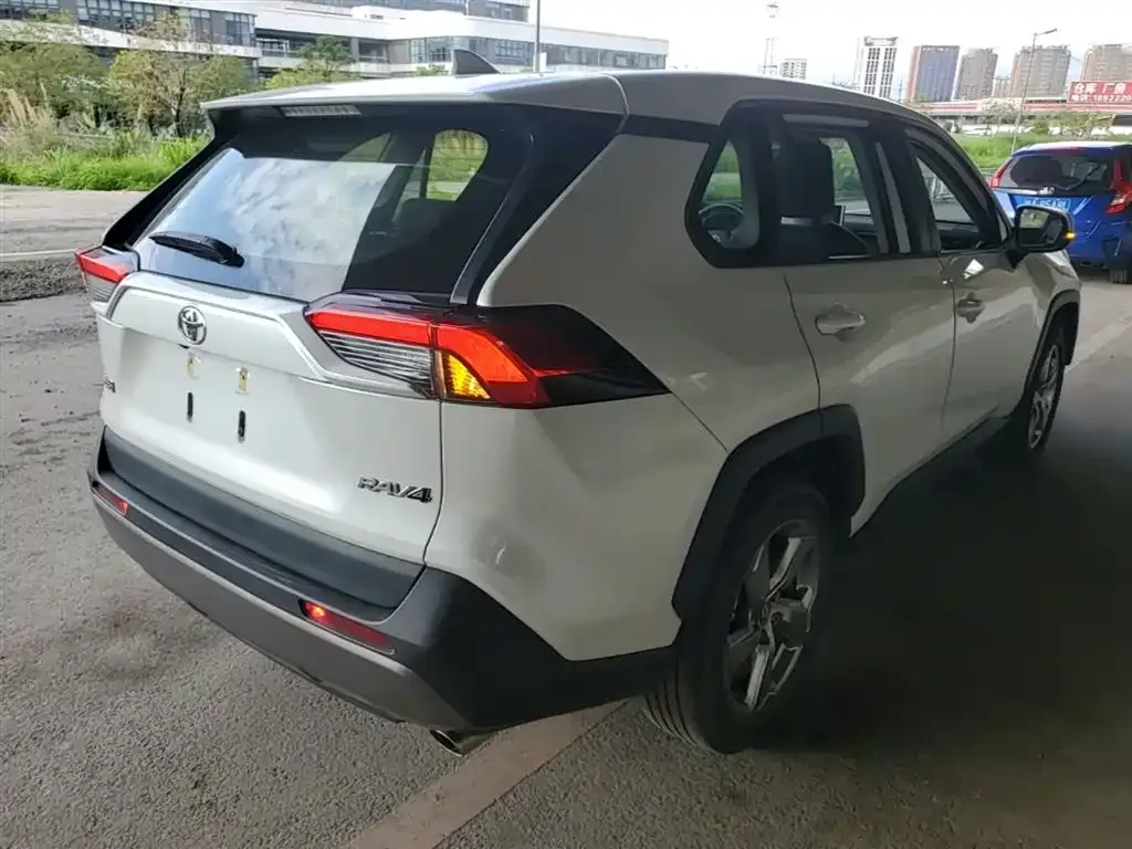 Toyota RAV4 — фото 5