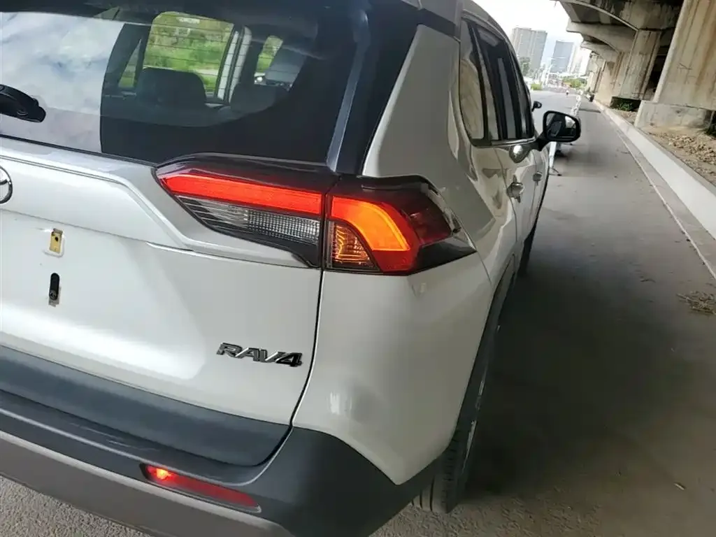 Toyota RAV4 — фото 4