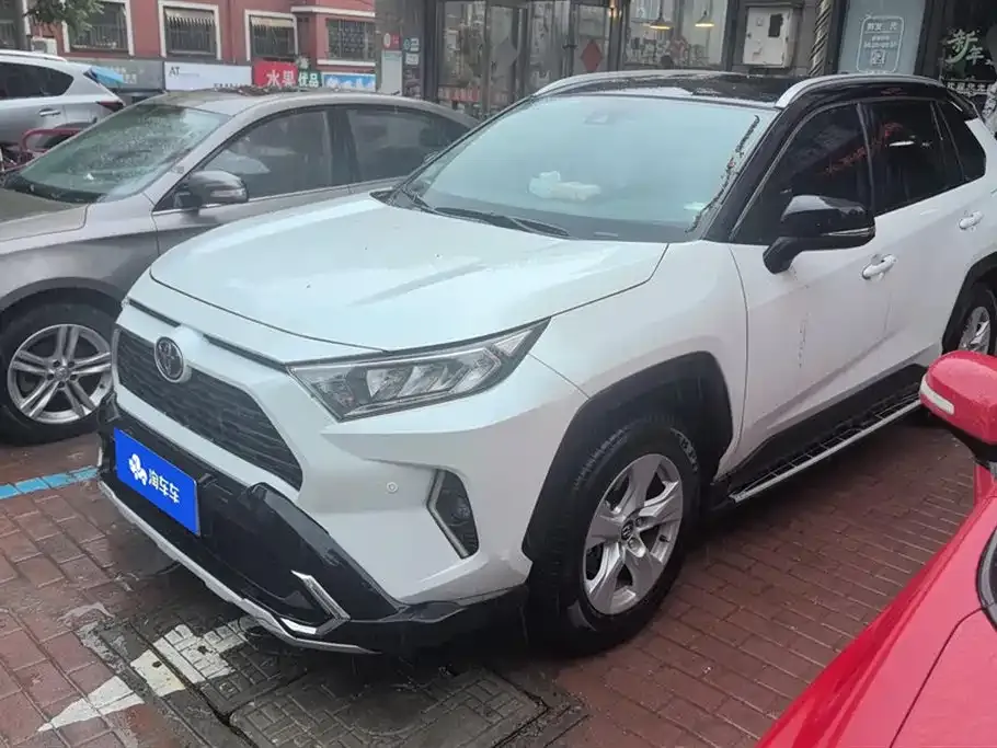 Toyota RAV4 — фото 1