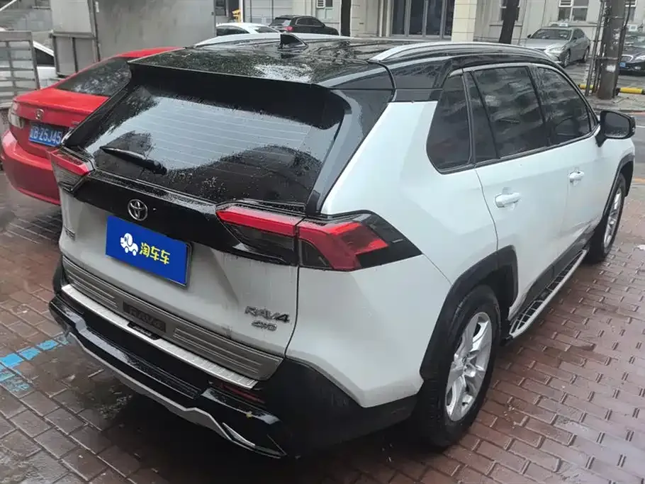 Toyota RAV4 — фото 6