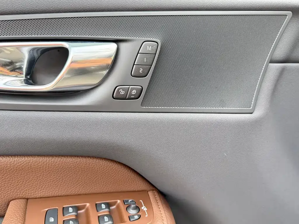 Volvo XC60 — фото 9