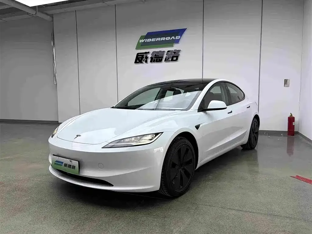 Tesla Model 3 — фото 1