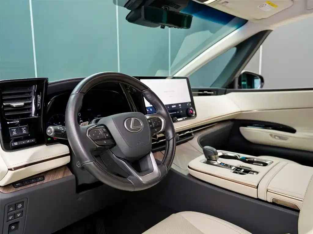 Lexus LM — фото 6