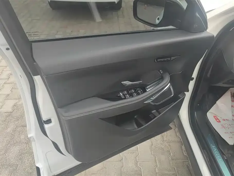 Jaguar E-PACE — фото 10
