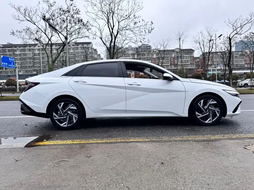Hyundai Elantra — фото 10