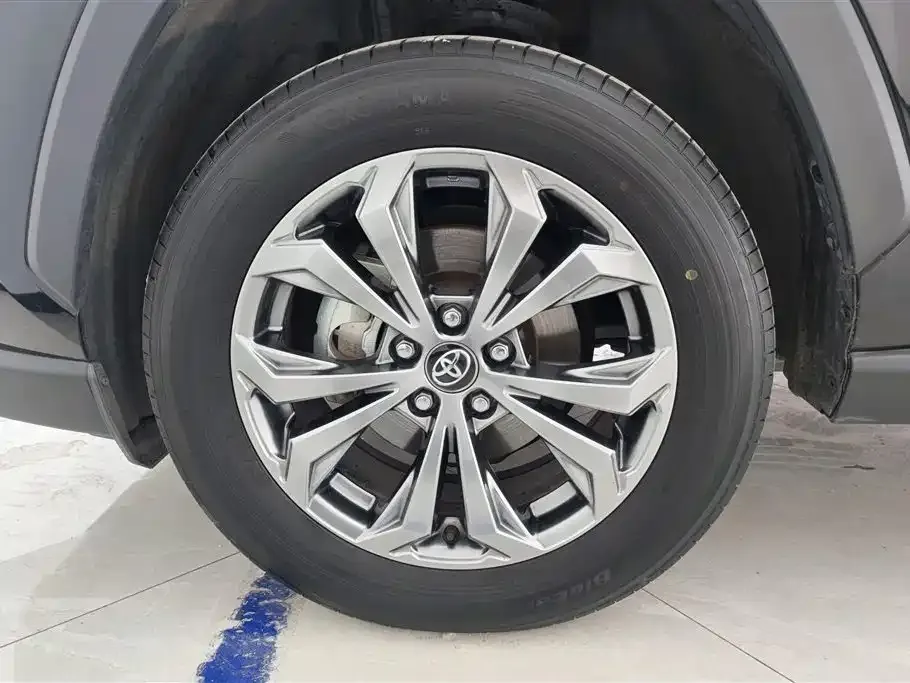 Toyota RAV4 — фото 6