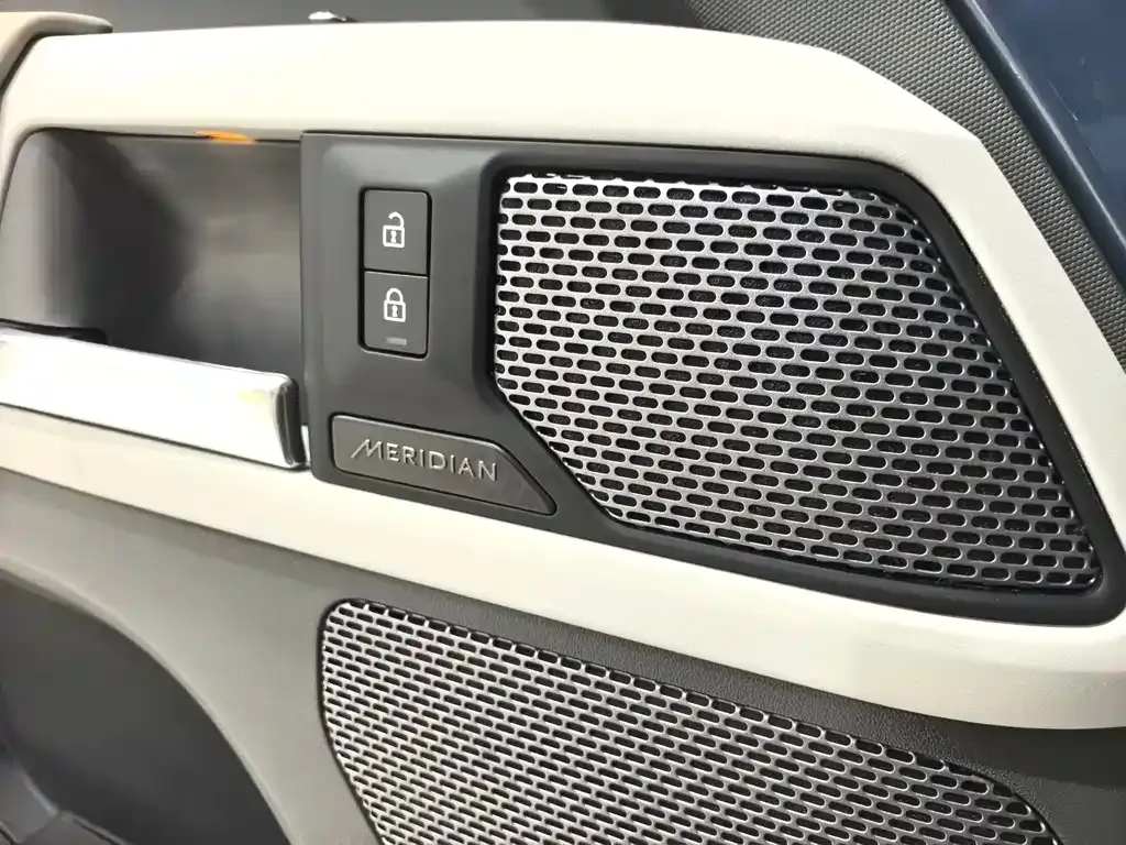 Land Rover Defender — фото 10
