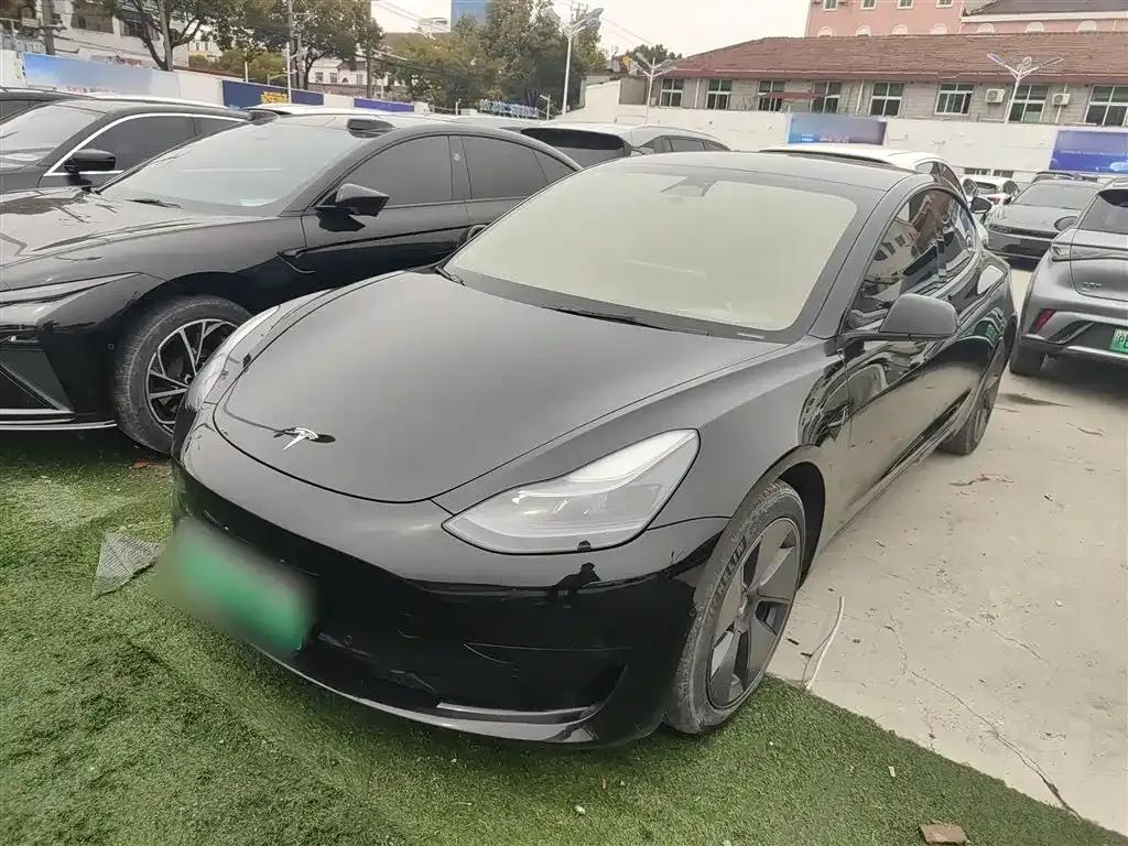 Tesla Model 3 — фото 1