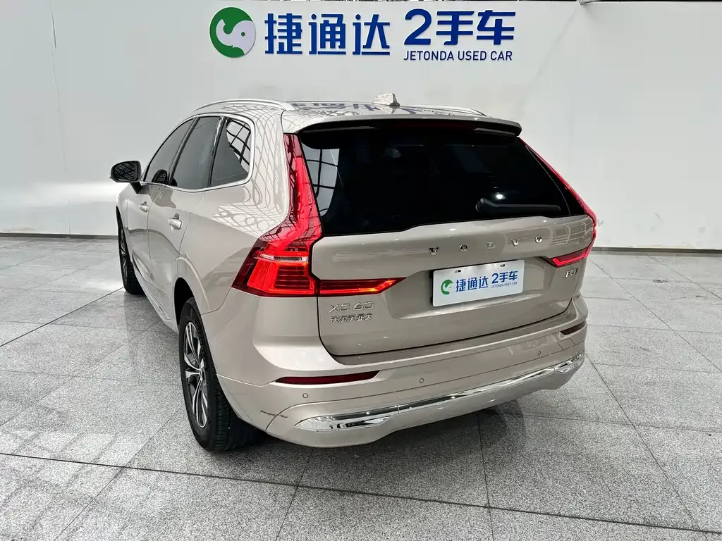 Volvo XC60 — фото 10