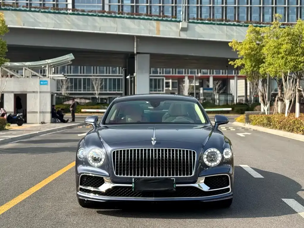 Bentley Flying Spur PHEV — фото 1