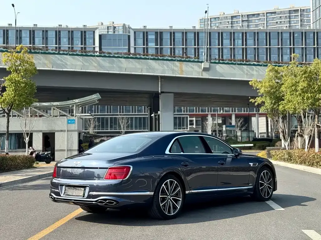 Bentley Flying Spur PHEV — фото 7