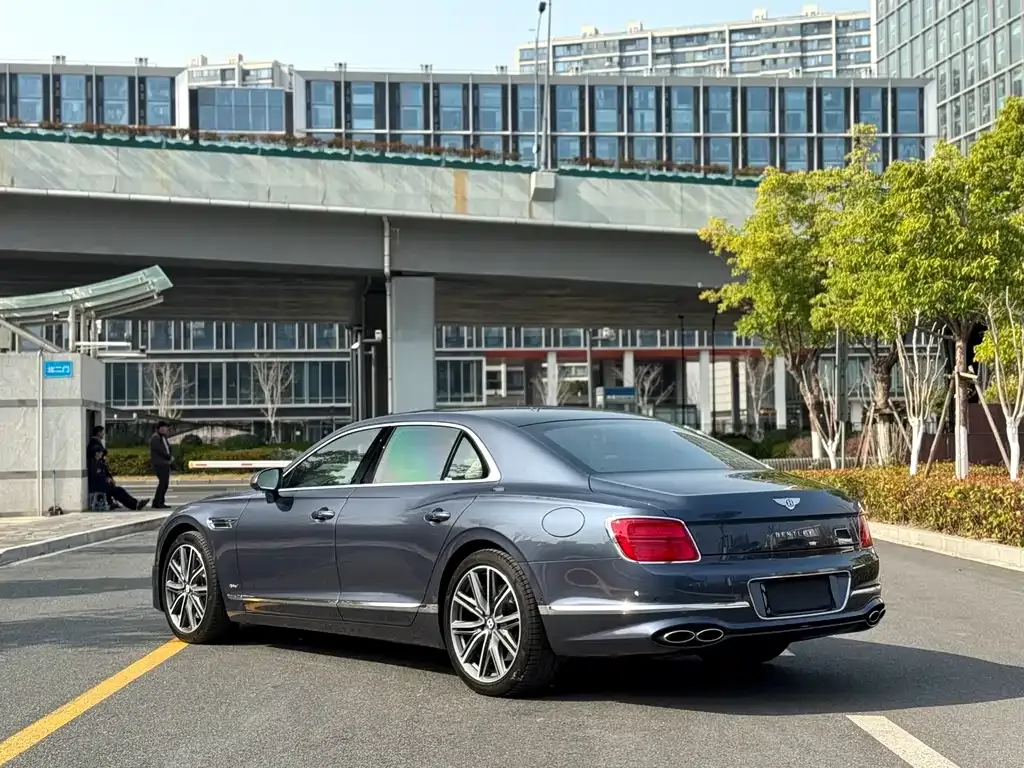 Bentley Flying Spur PHEV — фото 6