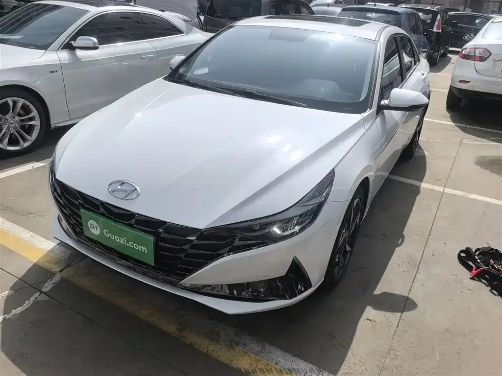 Hyundai Elantra — фото 1