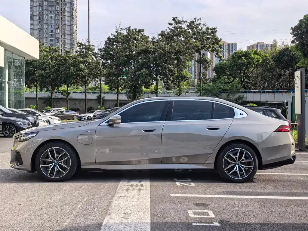 BMW i5 — фото 10