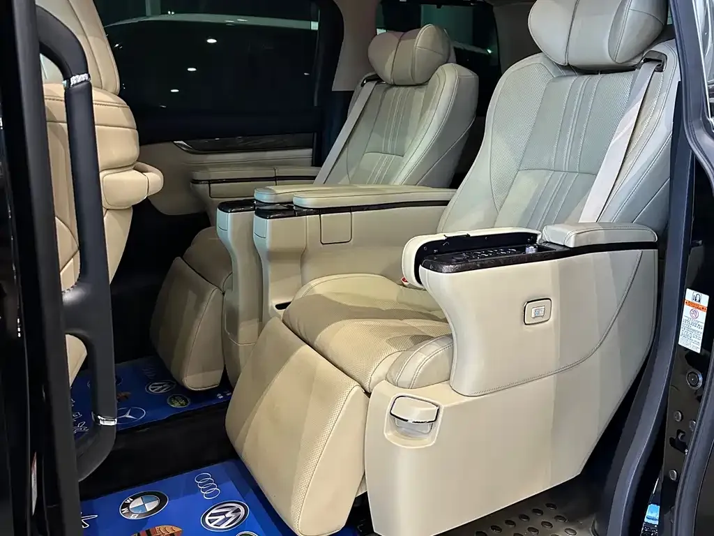 Toyota Vellfire — фото 2