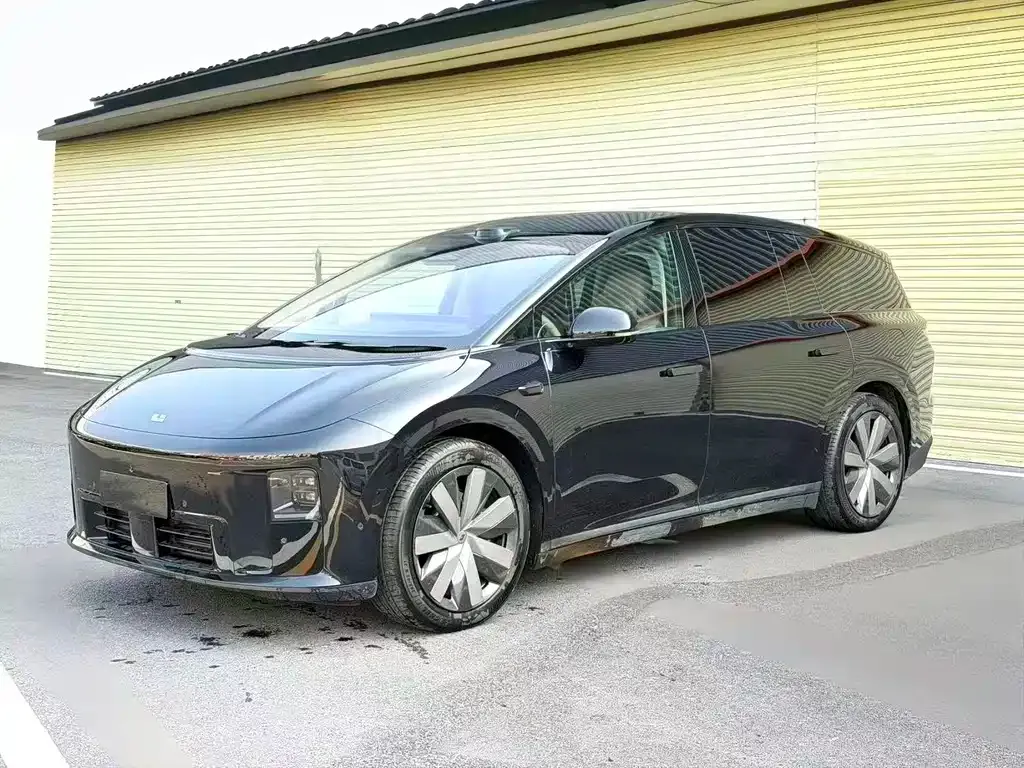 Li Auto i8 — фото 1